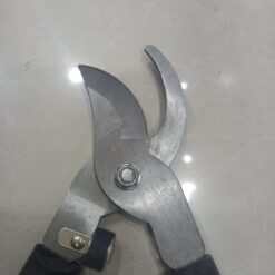 صورة مقص التمساح لتقليم الأفرع