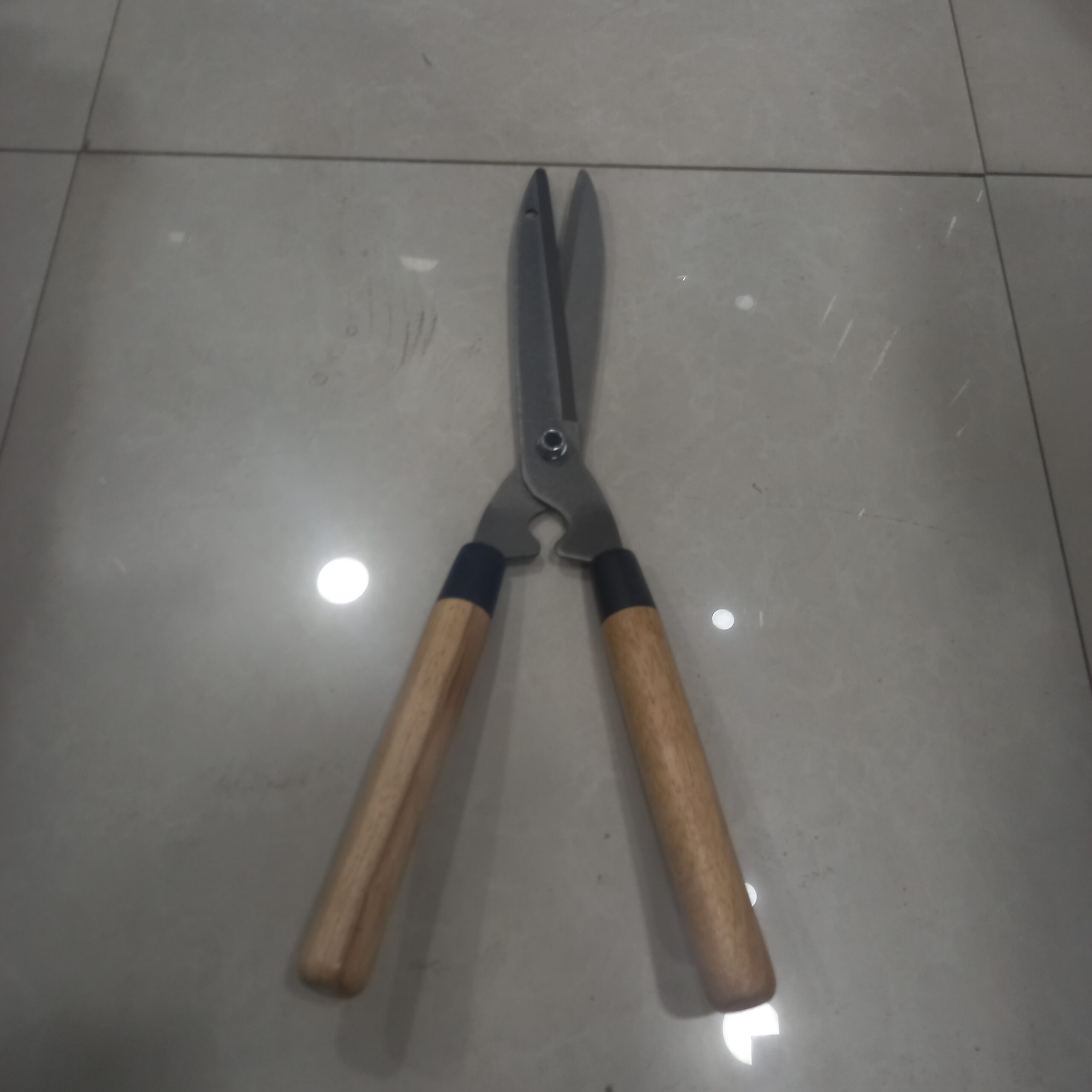 مقص سيقان بيد خشبية متين