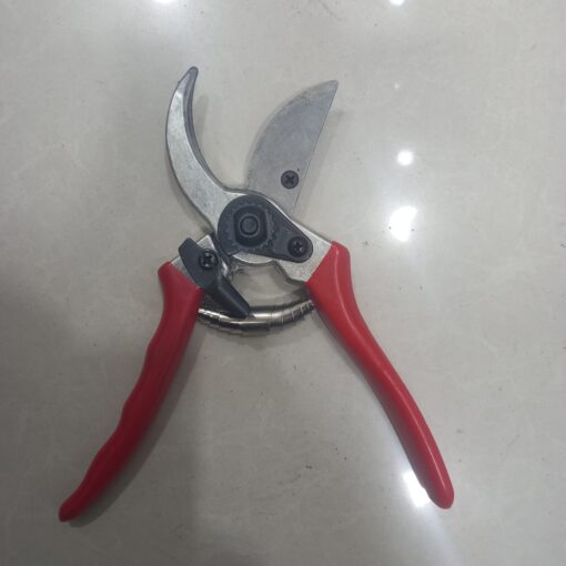 مقص تقليم النباتات والزهور